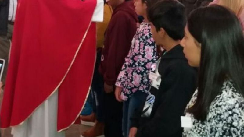 Confirmación de niños y jóvenes en la parroquia del Espíritu Santo