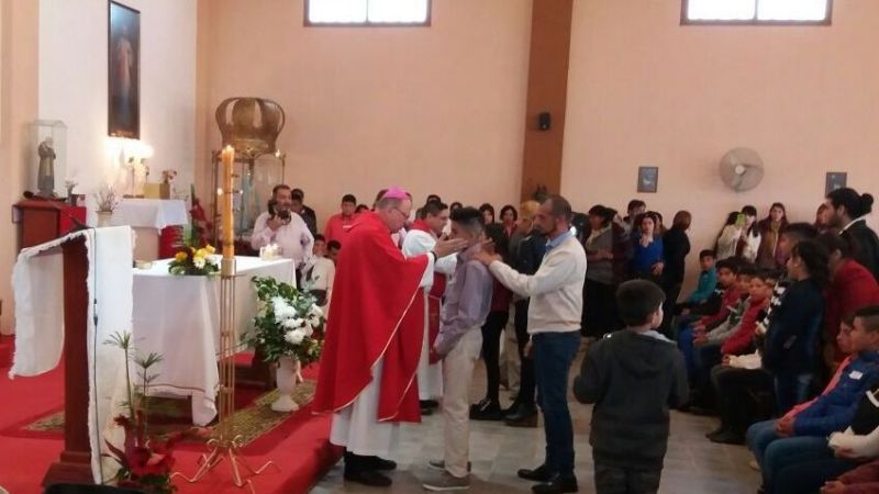 Confirmación de niños y jóvenes en la parroquia del Espíritu Santo
