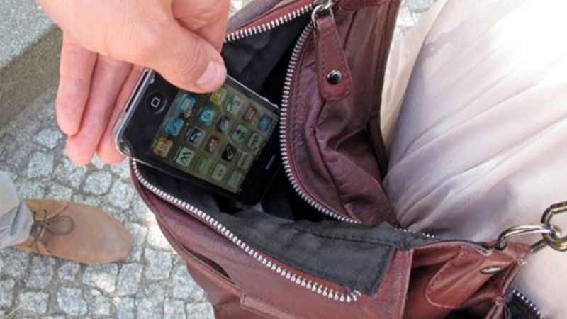 Adolescente arrebató un celular y lo atraparon