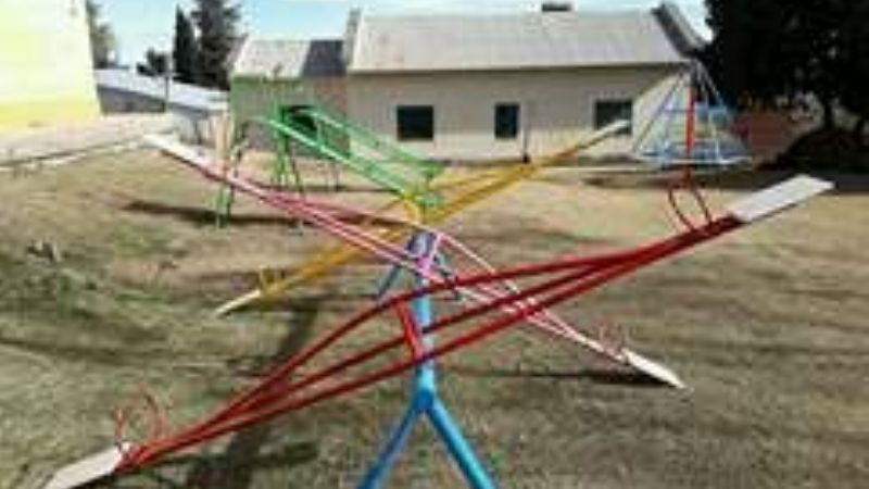 El municipio de Mutquín donó juegos infantiles