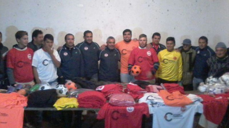 Entrega de indumentaria a Independiente de El Alto