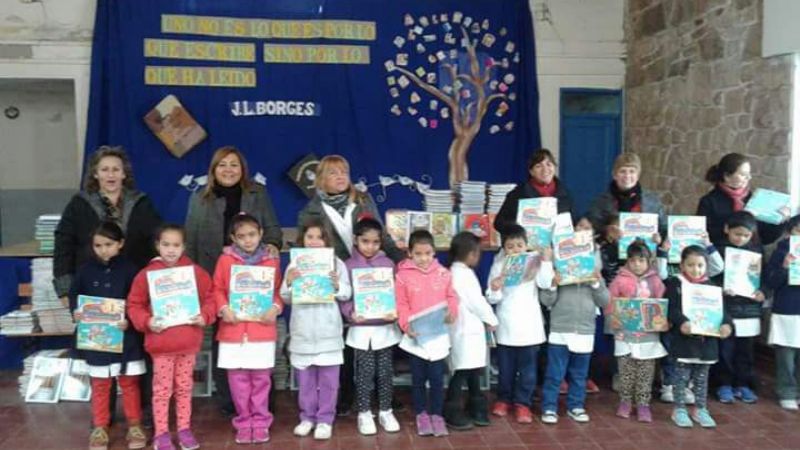 Entregaron libros a escuelas primarias en Esquiú