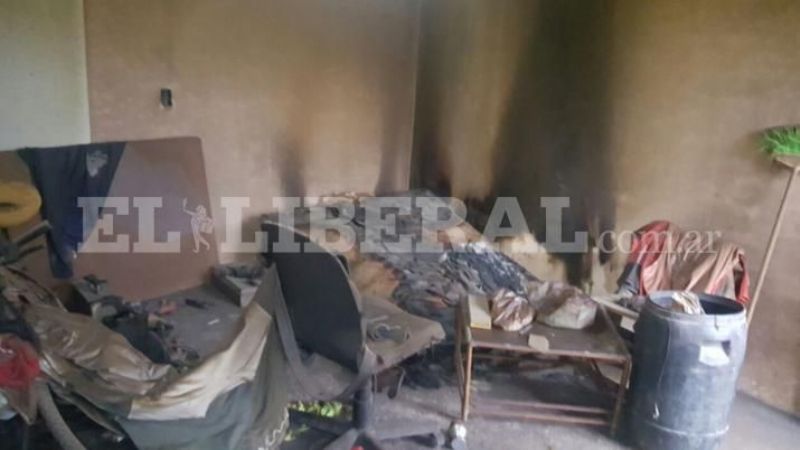 Se durmió fumando, incendió su cama y murió calcinado