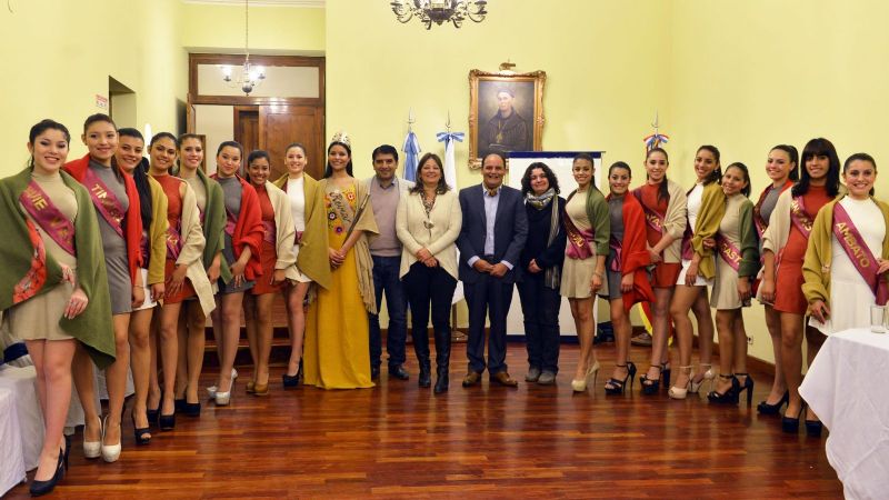 Candidatas a Reina del Poncho visitaron Casa de Gobierno