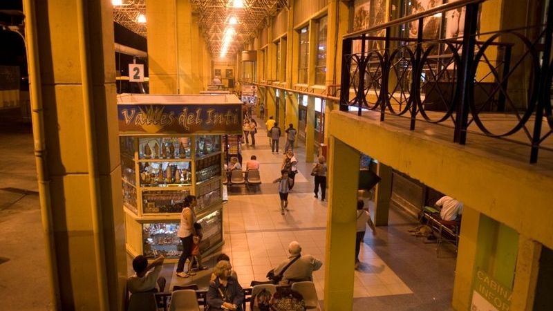 Quiso robar en un local de la terminal