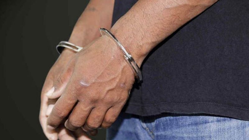 Aprehendido por golpear a su hija de 4 años en pleno centro