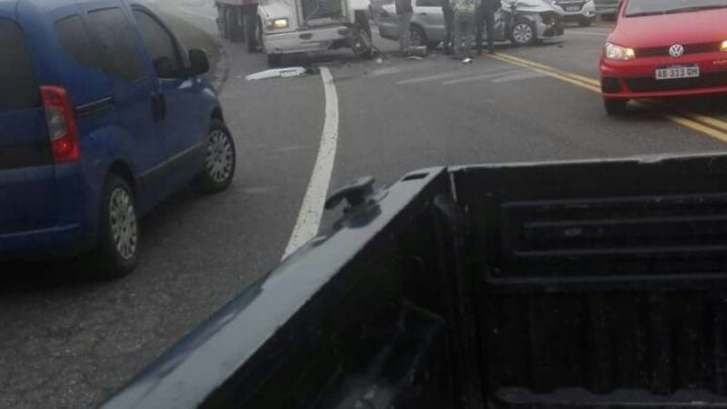 Violento choque entre un camión y una auto en El Totoral