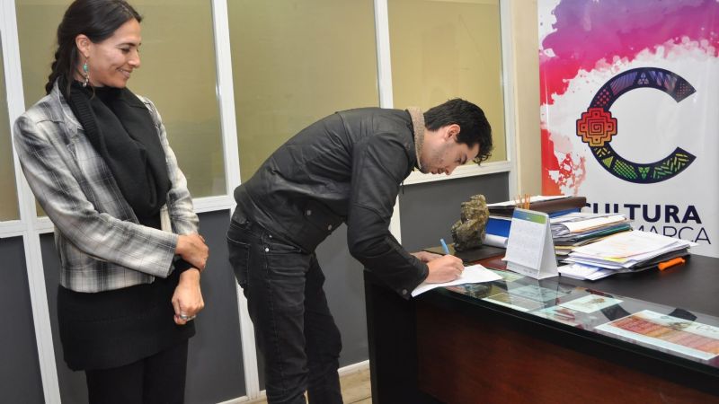 Un traje de Carlos Bazán se suma al patrimonio del Museo del Poncho