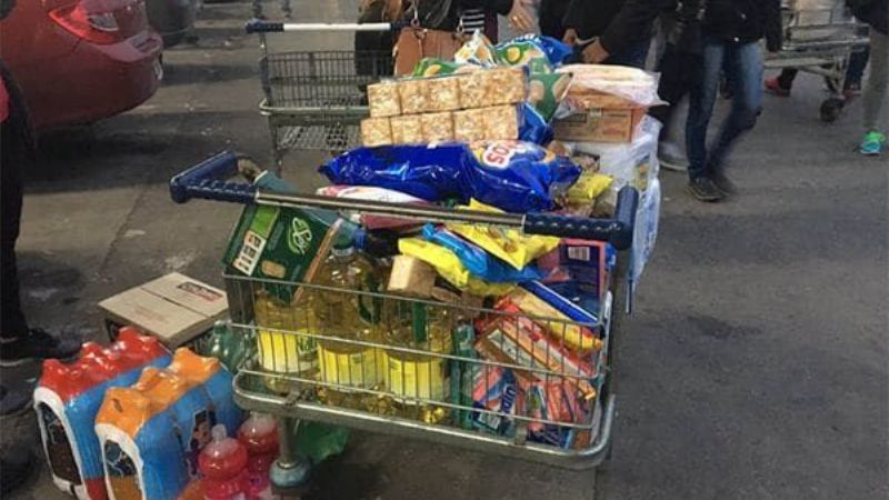 Filas de hasta 8 cuadras para comprar en super con 50% de descuento