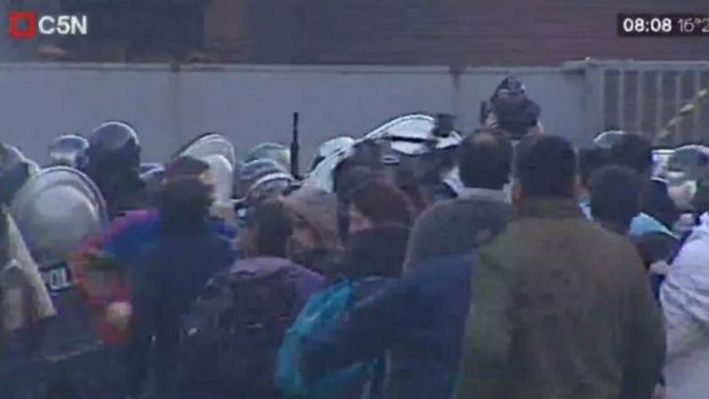 Incidentes, gases y corridas en el desalojo de PepsiCo