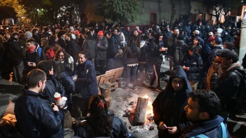 Incidentes, gases y corridas en el desalojo de PepsiCo