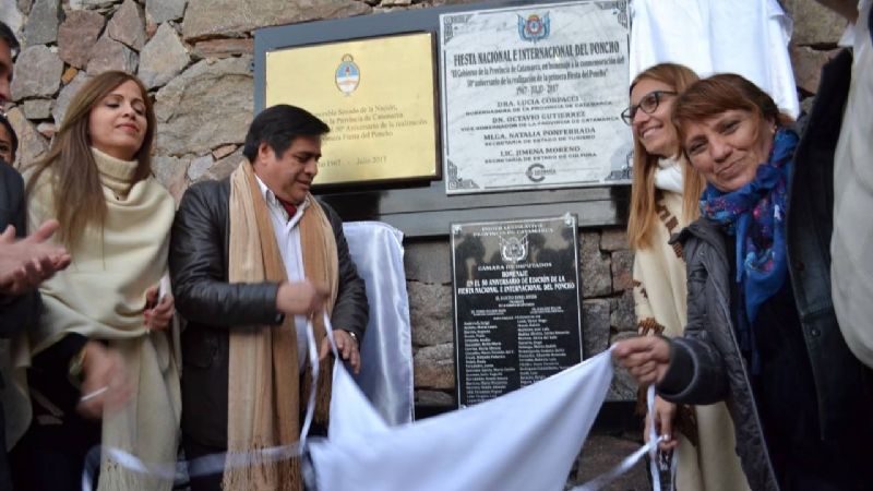 Descubren placa en homenaje al "Poncho de Oro"