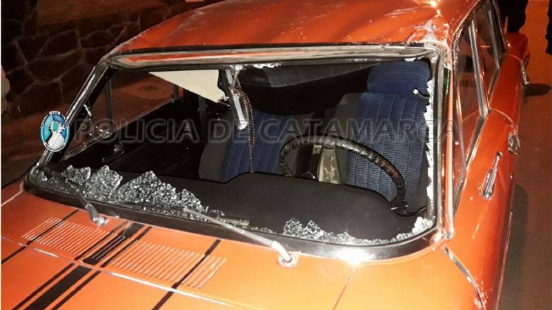 Jóvenes volcaron un Falcon en Av. Presidente Castillo