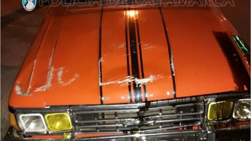 Jóvenes volcaron un Falcon en Av. Presidente Castillo