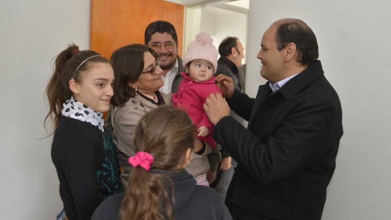 Lucía entregó viviendas en Valle Viejo