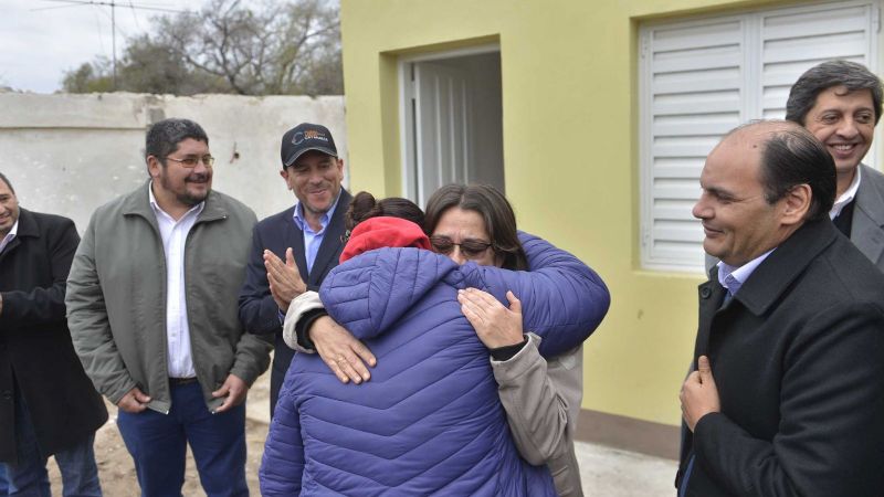 Lucía entregó viviendas en Valle Viejo