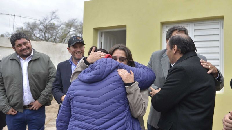 Lucía entregó viviendas en Valle Viejo
