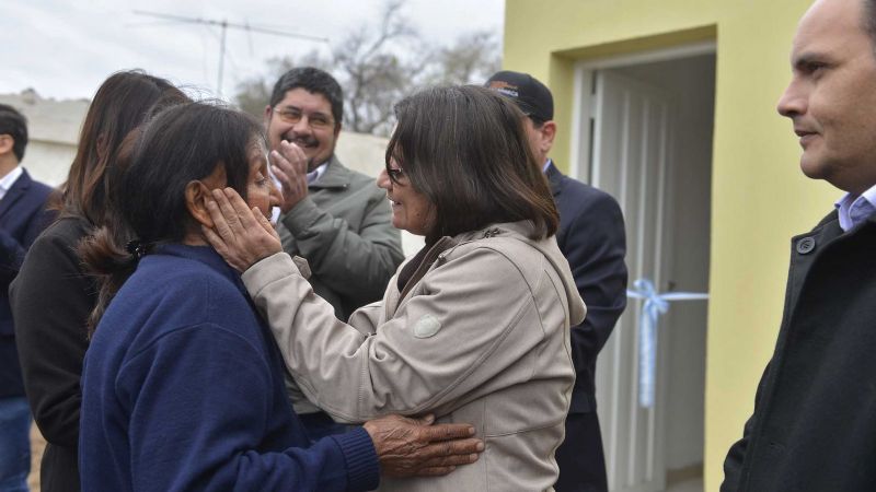 Lucía entregó viviendas en Valle Viejo