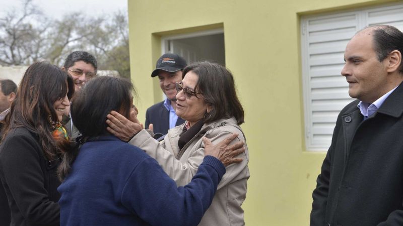 Lucía entregó viviendas en Valle Viejo