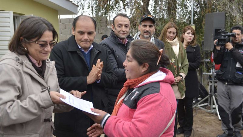 Lucía entregó viviendas en Valle Viejo