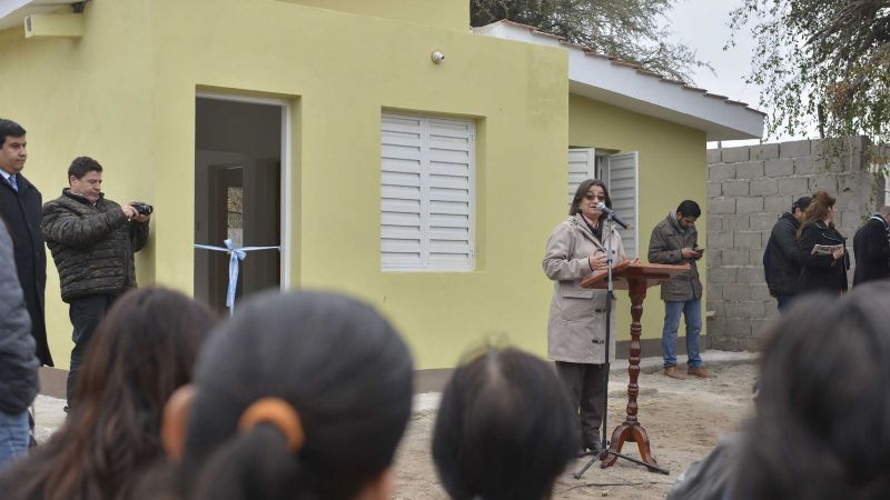 Lucía entregó viviendas en Valle Viejo