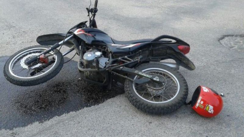 Dos jóvenes heridos tras chocar con una camioneta