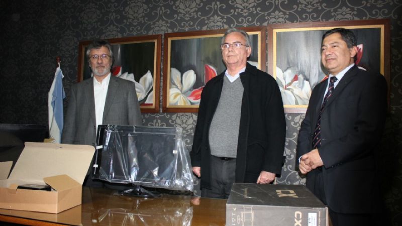 Entregaron equipamiento informático al Registro Civil