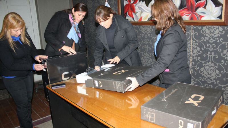 Entregaron equipamiento informático al Registro Civil