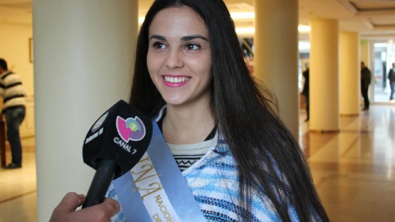 La Reina del Festival de Peñas disfruta del Poncho