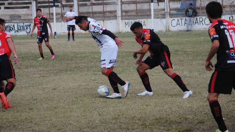 Duelo de “rojinegros” por el primer éxito en Federal “B”