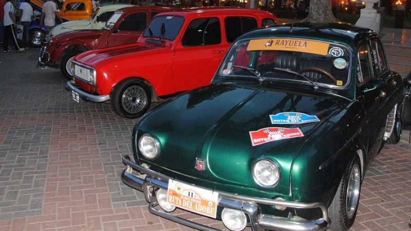 Los Autos de Época se asocian al “Poncho de Oro”