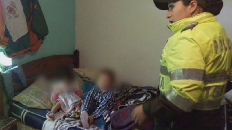Policías asisten a niños en estado de abandono