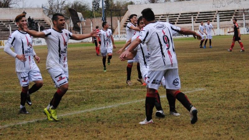 Entre “rojinegros”, el “Defe”; perdió “Poli”