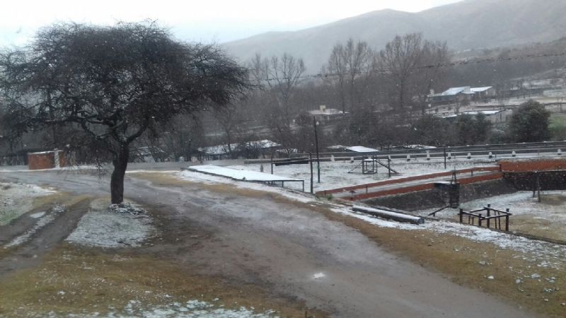 El cerro Ancasti, también recibió a la nieve