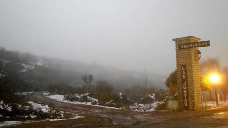 El cerro Ancasti, también recibió a la nieve