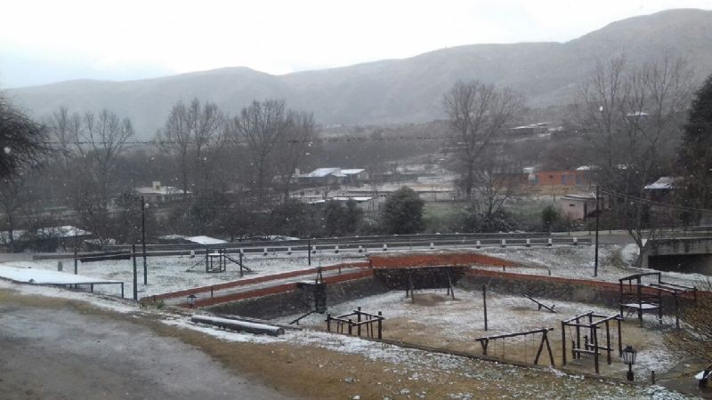 El cerro Ancasti, también recibió a la nieve