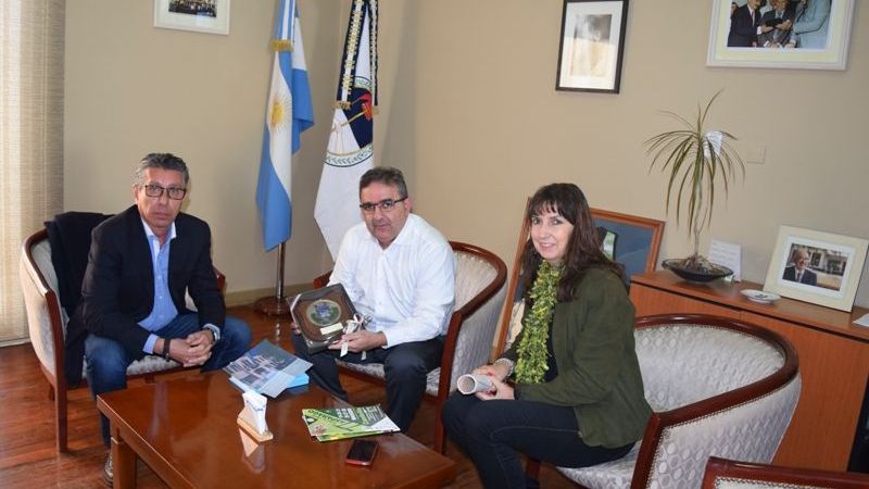El intendente Raúl Jalil recibió a la licenciada en Historia Marcia Lobo