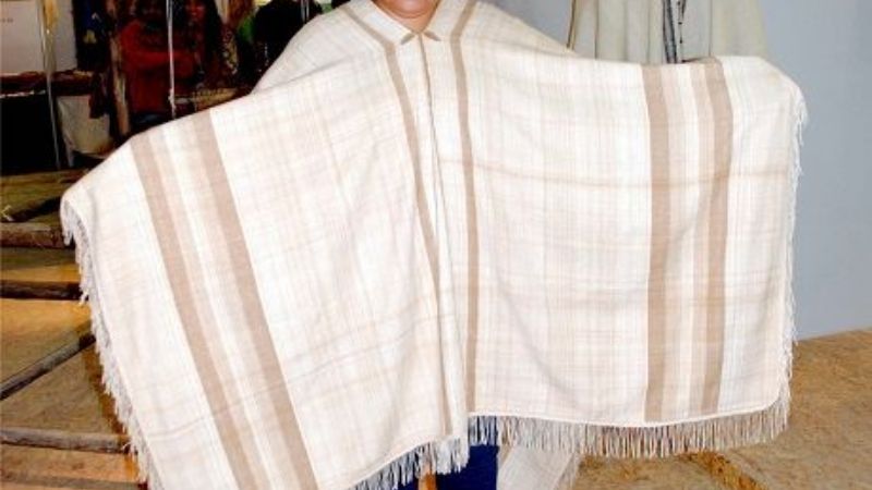 Premia a los mejores artesanos del Poncho de las “Bodas de Oro”