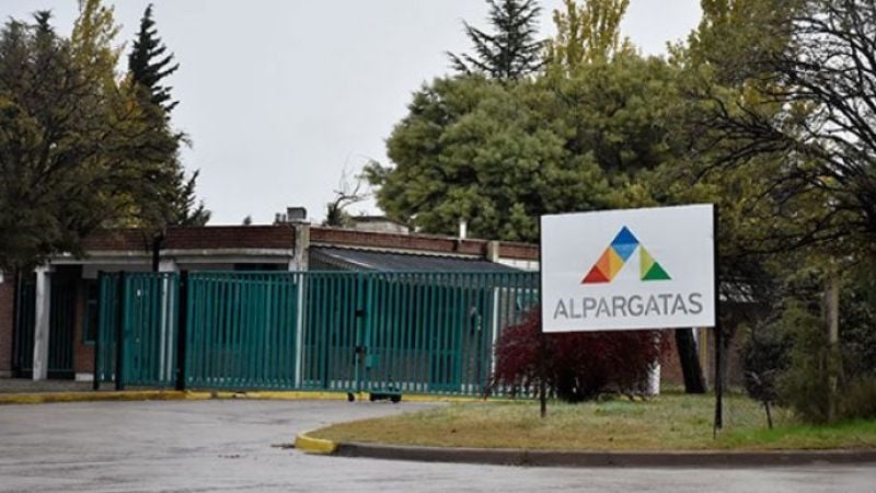Alpargatas paró la producción y licenció a 1.300 obreros en Tucumán