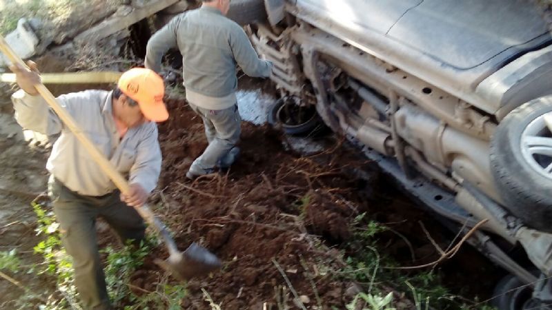 Defensa Civil asistió a un conductor que se desbarrancó