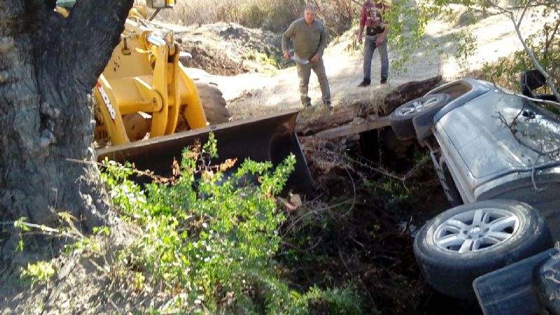 Defensa Civil asistió a un conductor que se desbarrancó