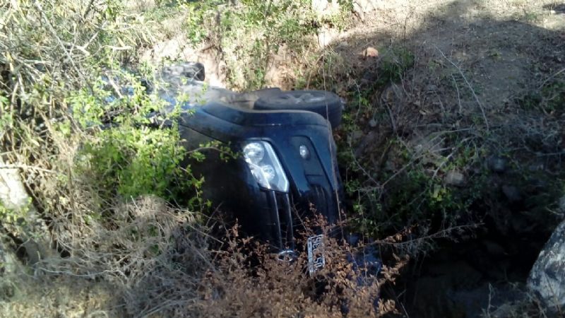 Defensa Civil asistió a un conductor que se desbarrancó
