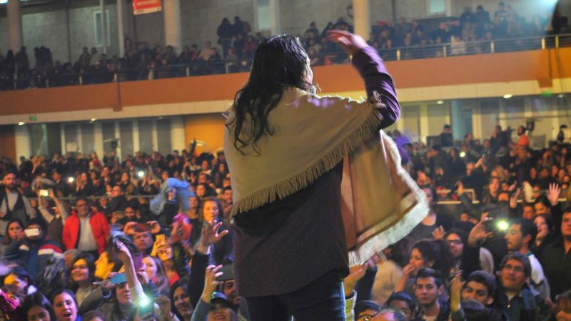 Galleguillo y el humor de Fátima Florez, ovacionados en el Poncho de Oro