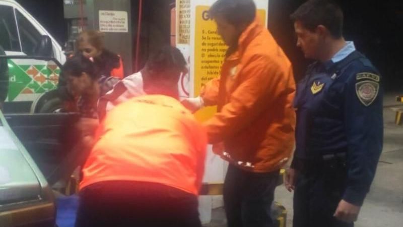 Policías asisten a una mujer embarazada