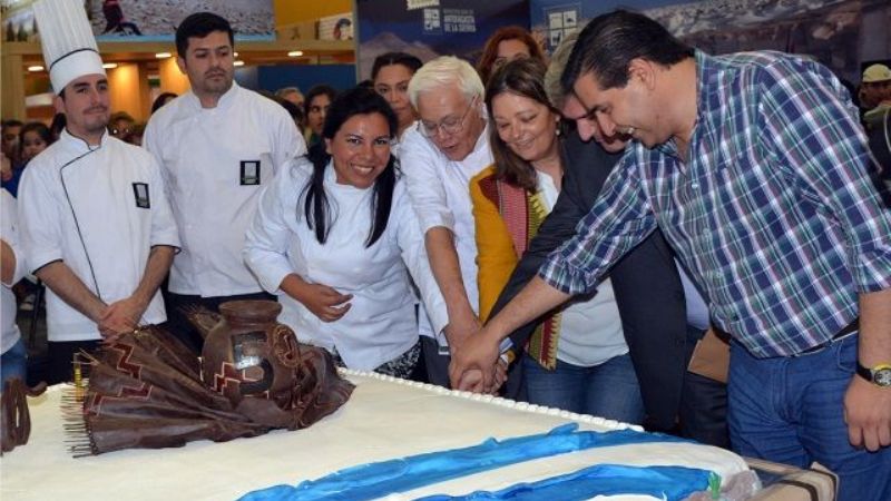 Una torta gigante de 400 kilos para homenajear al Poncho de Oro