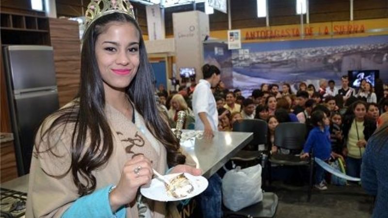 Una torta gigante de 400 kilos para homenajear al Poncho de Oro