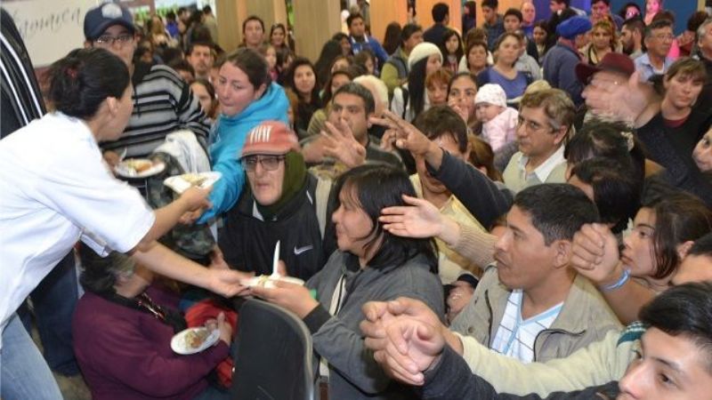 Una torta gigante de 400 kilos para homenajear al Poncho de Oro