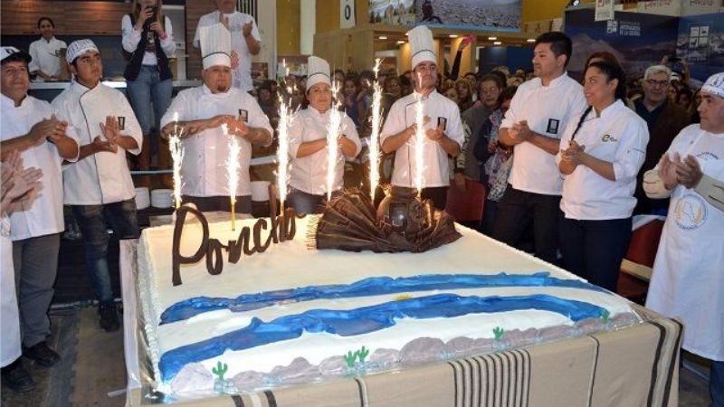 Una torta gigante de 400 kilos para homenajear al Poncho de Oro