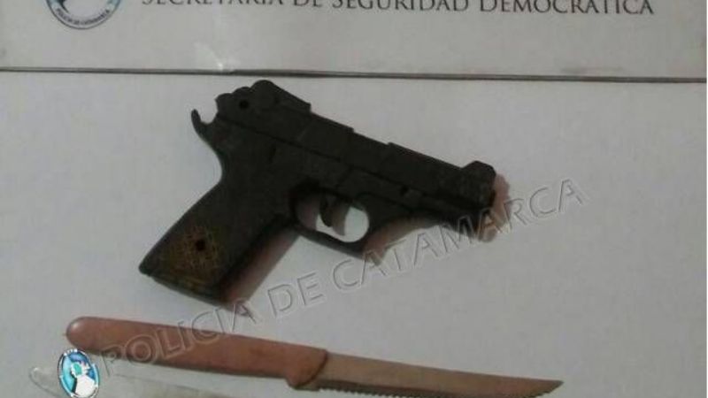 Lo arrestan con cuchillos y un arma de fuego