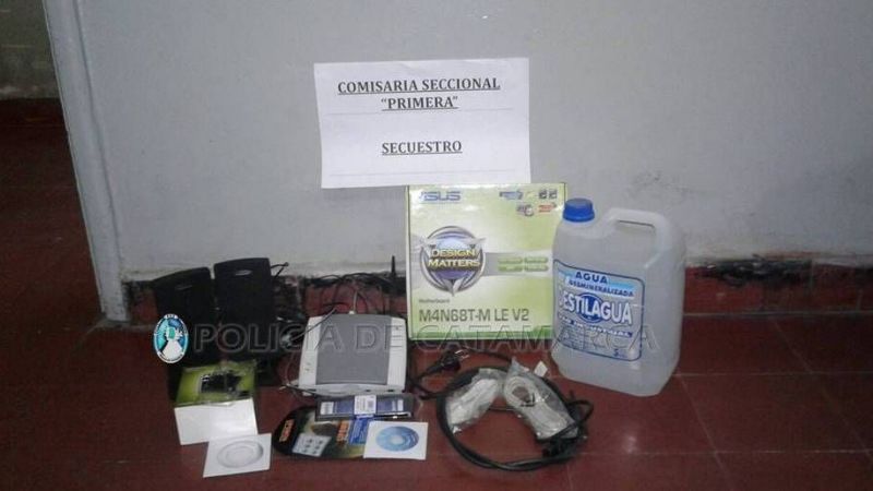 Mientras escapaban, ladrones tiraron elementos sustraídos